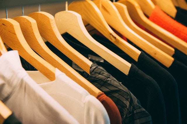 textil, dřevěná ramínka