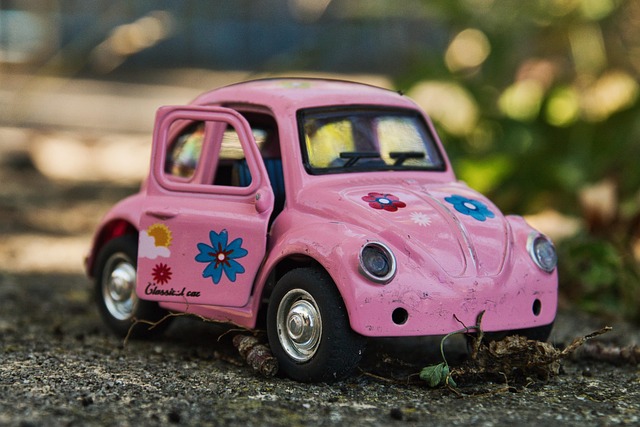 Malé růžové autíčko.